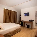 Claus 5* Tirana