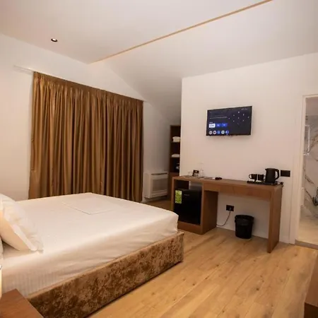 Claus 5* Tirana